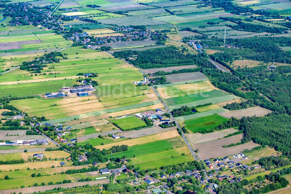 Luftaufnahme Enge-Sande - Dorfkern am Feldrand in Enge-Sande im Bundesland Schleswig-Holstein, Deutschland