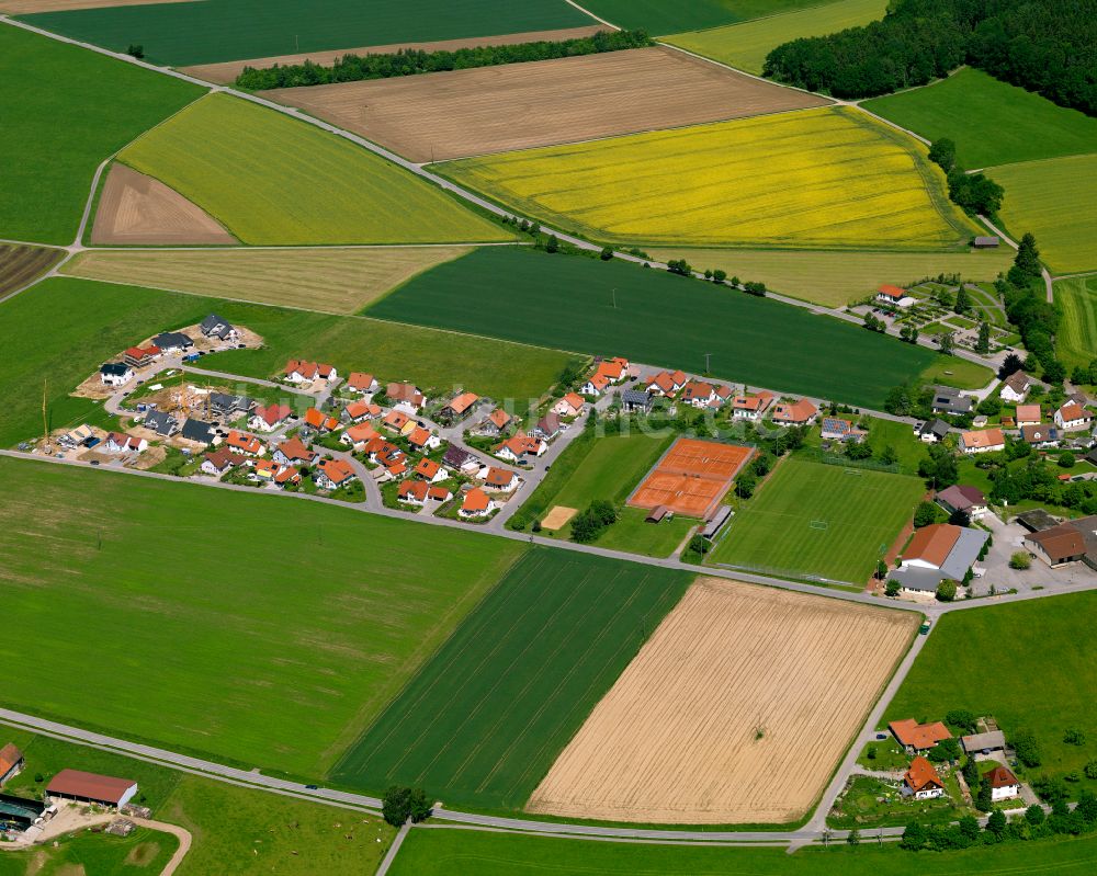 Englisweiler aus der Vogelperspektive: Dorfkern am Feldrand in Englisweiler im Bundesland Baden-Württemberg, Deutschland