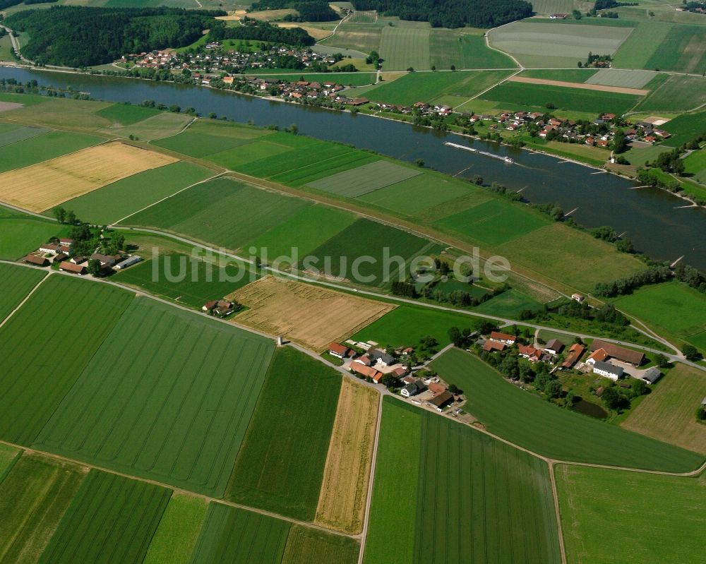 Entau aus der Vogelperspektive: Dorfkern am Feldrand in Entau im Bundesland Bayern, Deutschland