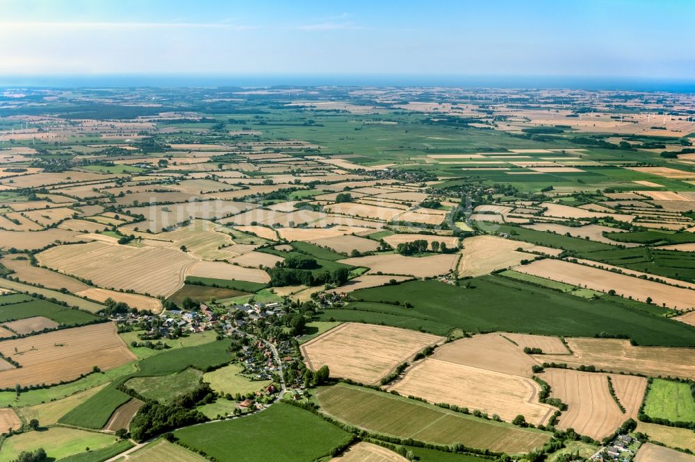 Guttau aus der Vogelperspektive: Dorfkern am Feldrand entlang der Dorfstraße in Guttau im Bundesland Schleswig-Holstein, Deutschland