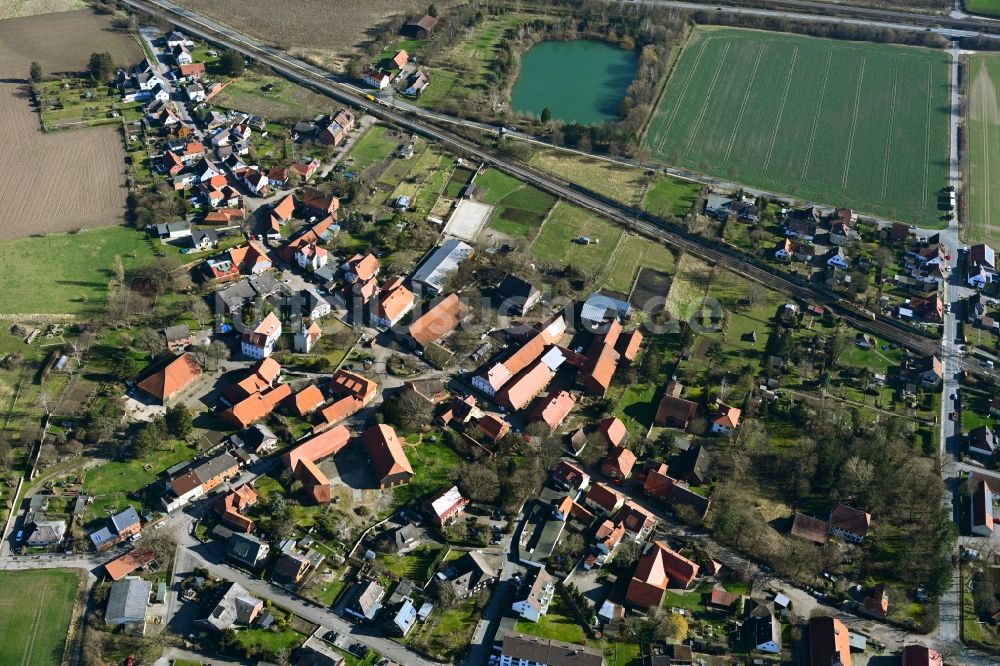 Barnten von oben - Dorfkern am Feldrand entlang der Landesstraße am Barntener Platz in Barnten im Bundesland Niedersachsen, Deutschland