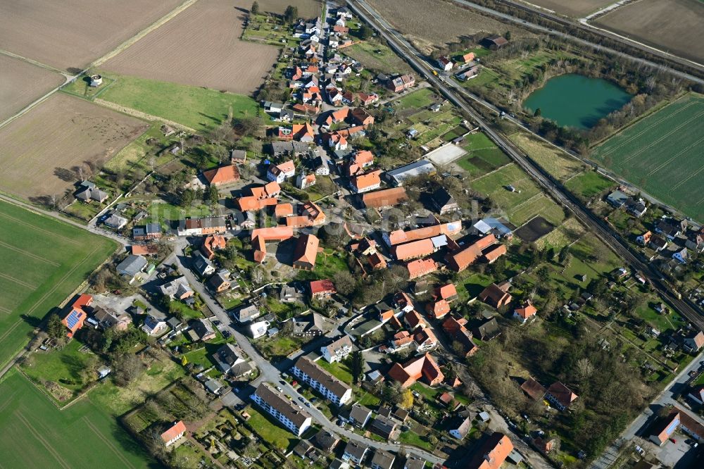 Barnten aus der Vogelperspektive: Dorfkern am Feldrand entlang der Landesstraße am Barntener Platz in Barnten im Bundesland Niedersachsen, Deutschland