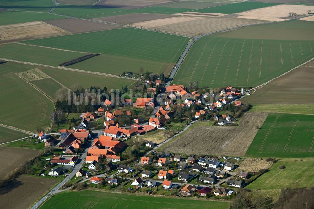 Luftbild Hoyershausen - Dorfkern am Feldrand entlang der Langestraße in Hoyershausen im Bundesland Niedersachsen, Deutschland