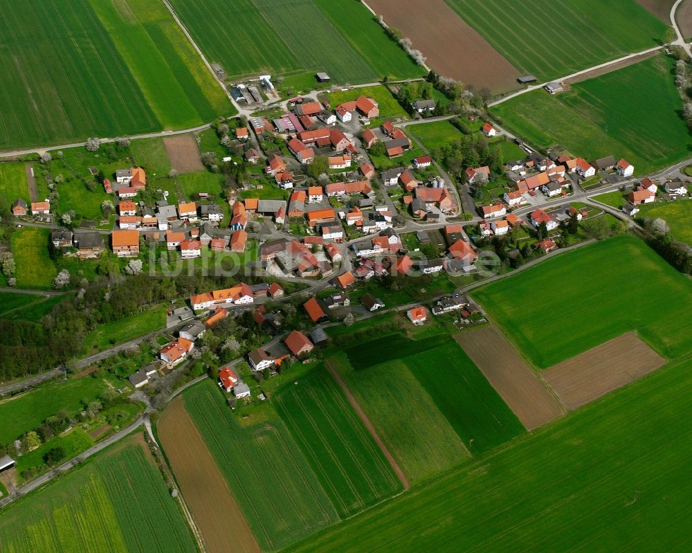 Luftbild Erdmannrode - Dorfkern am Feldrand in Erdmannrode im Bundesland Hessen, Deutschland