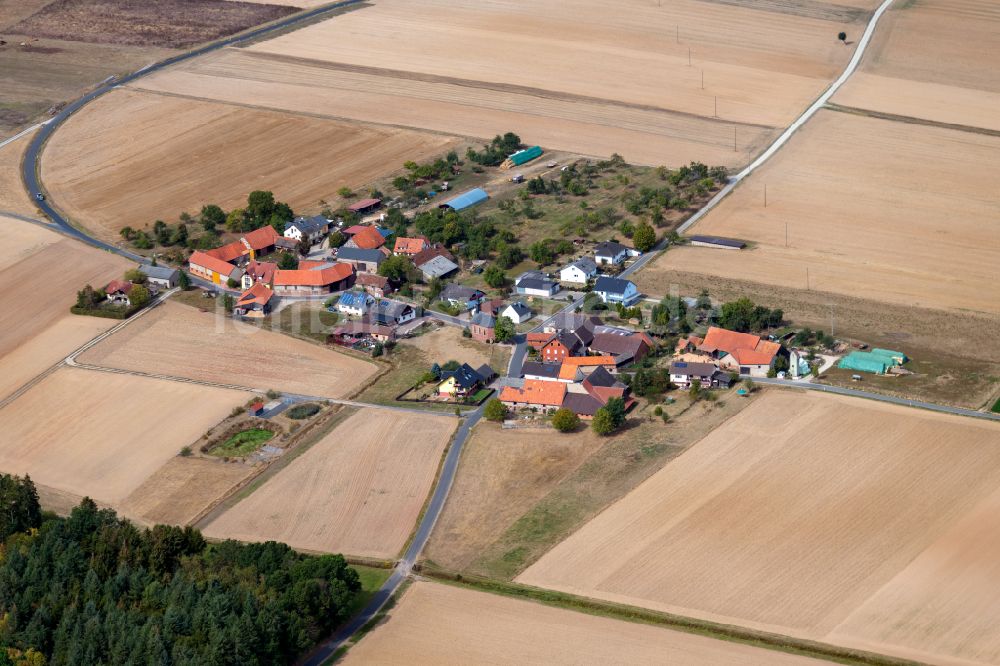 Erlenbach aus der Vogelperspektive: Dorfkern am Feldrand in Erlenbach im Bundesland Bayern, Deutschland