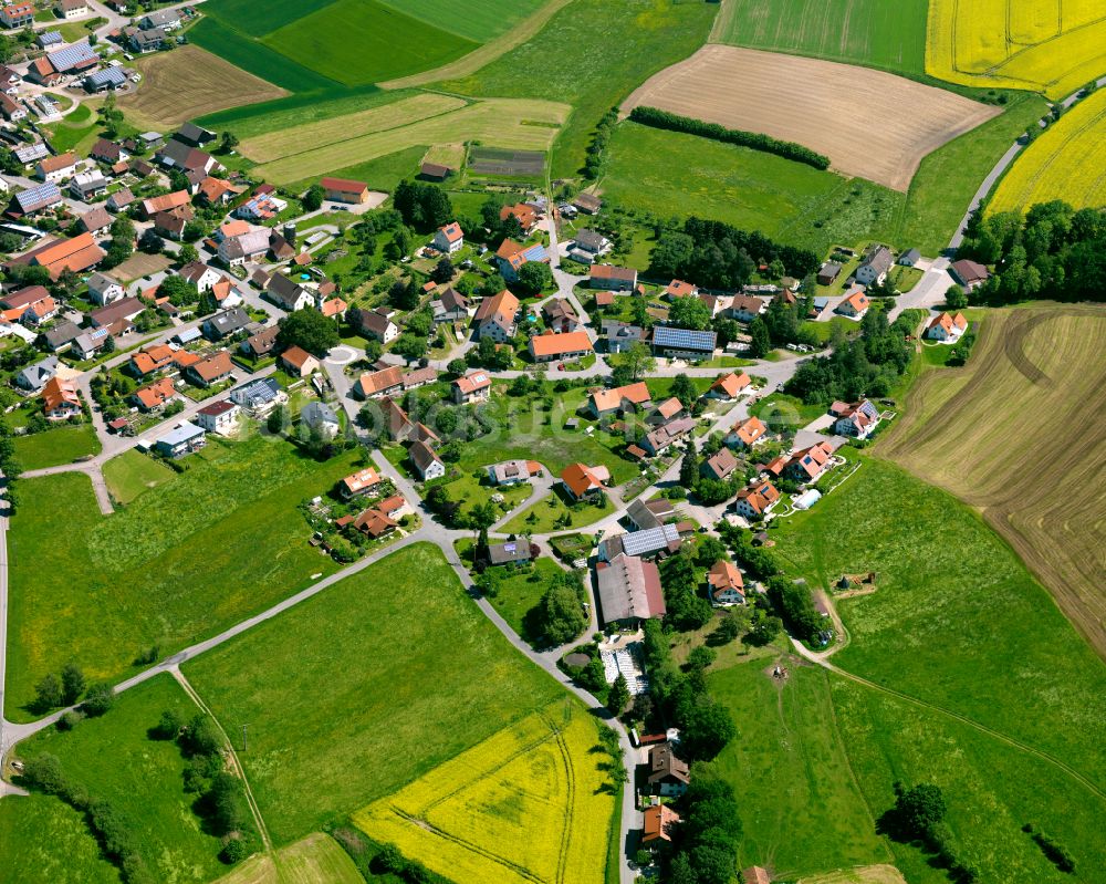 Erlenmoos aus der Vogelperspektive: Dorfkern am Feldrand in Erlenmoos im Bundesland Baden-Württemberg, Deutschland