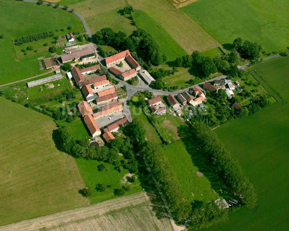 Ermendorf aus der Vogelperspektive: Dorfkern am Feldrand in Ermendorf im Bundesland Sachsen, Deutschland