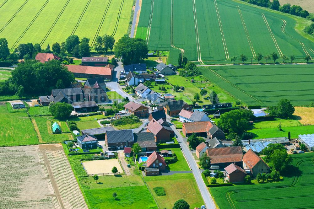 Ermsinghausen von oben - Dorfkern am Feldrand in Ermsinghausen im Bundesland Nordrhein-Westfalen, Deutschland