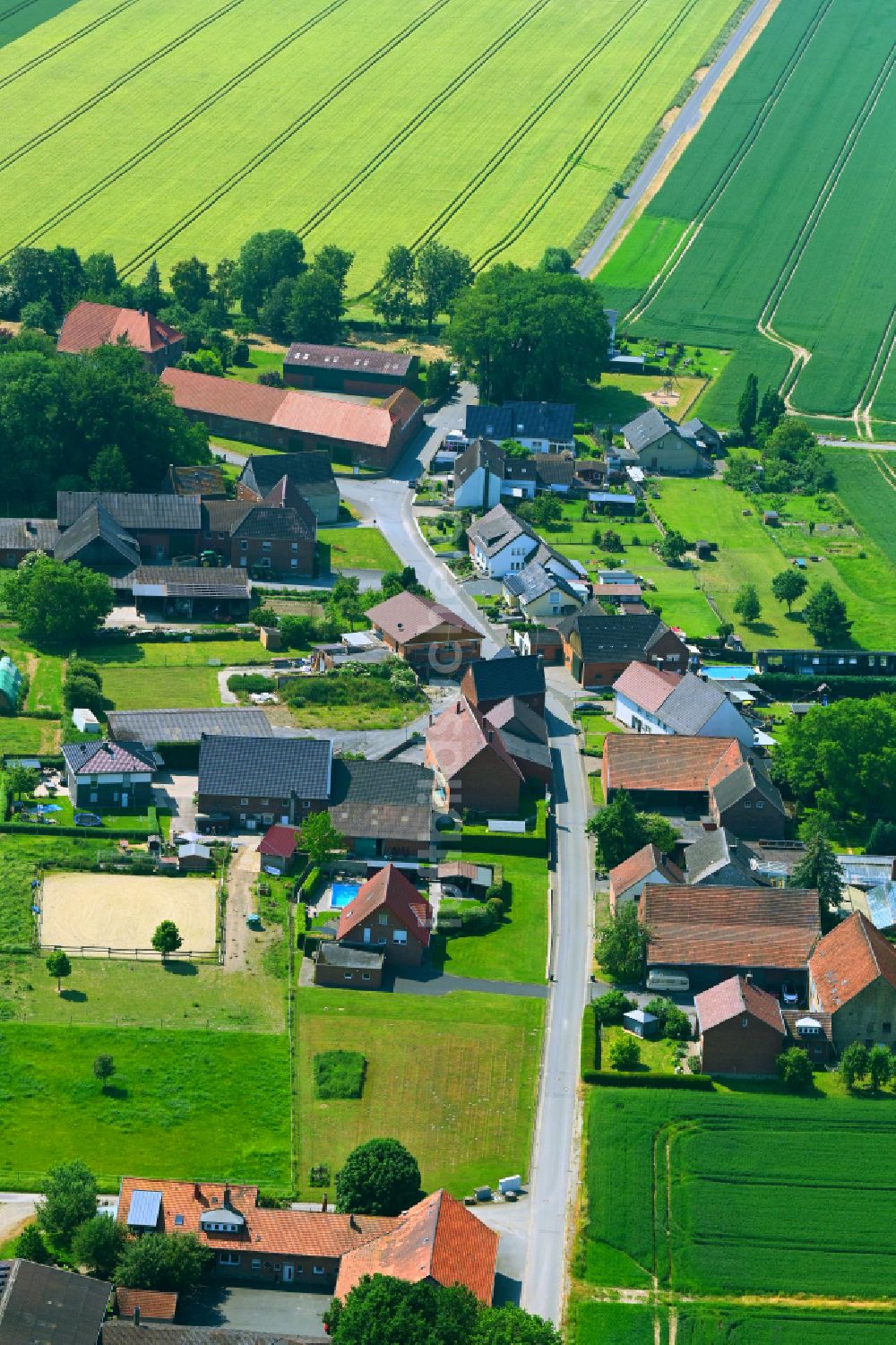 Ermsinghausen aus der Vogelperspektive: Dorfkern am Feldrand in Ermsinghausen im Bundesland Nordrhein-Westfalen, Deutschland