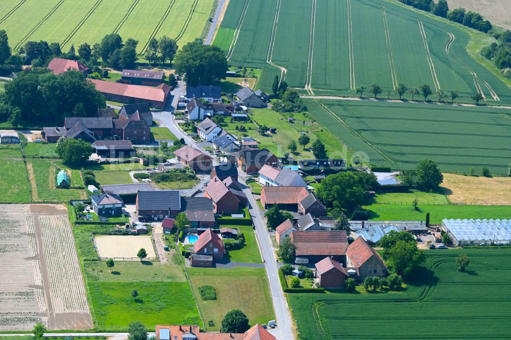 Ermsinghausen aus der Vogelperspektive: Dorfkern am Feldrand in Ermsinghausen im Bundesland Nordrhein-Westfalen, Deutschland