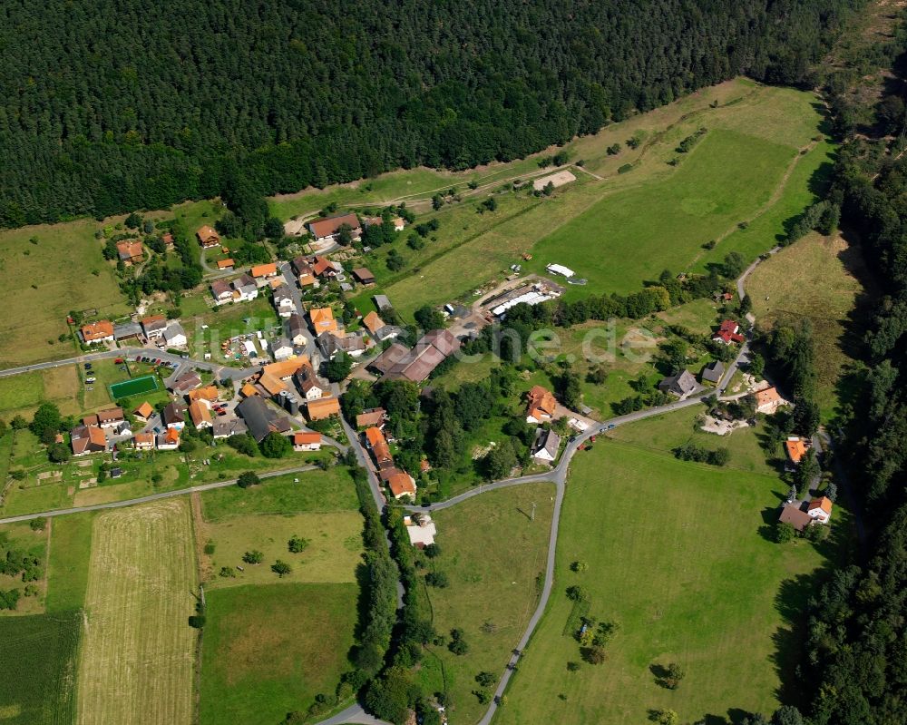 Luftaufnahme Ernsbach - Dorfkern am Feldrand in Ernsbach im Bundesland Hessen, Deutschland