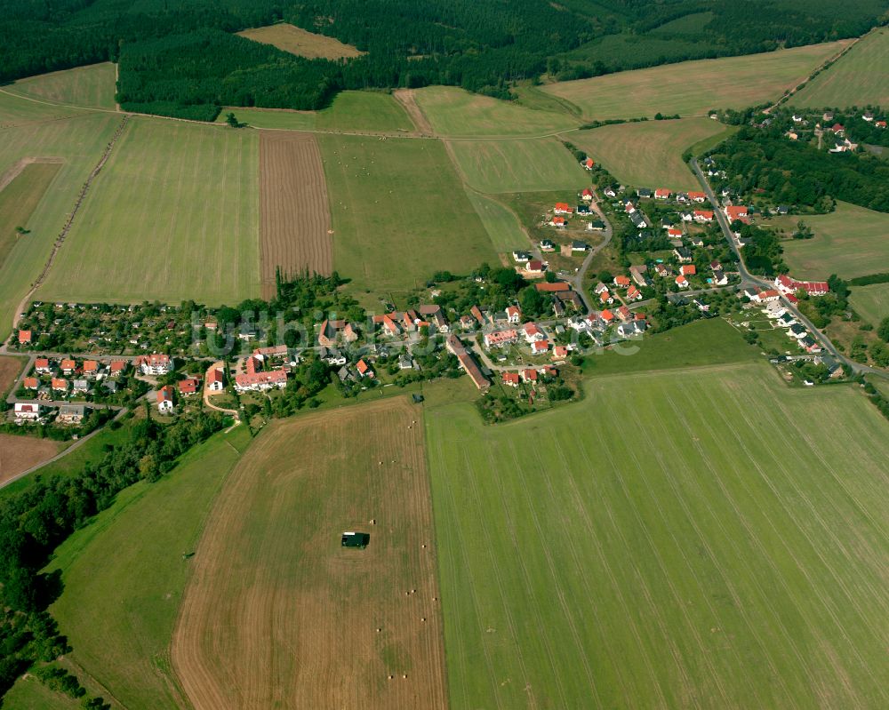 Ernsee aus der Vogelperspektive: Dorfkern am Feldrand in Ernsee im Bundesland Thüringen, Deutschland