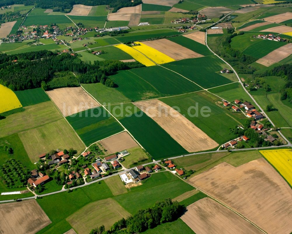 Ernstling aus der Vogelperspektive: Dorfkern am Feldrand in Ernstling im Bundesland Bayern, Deutschland