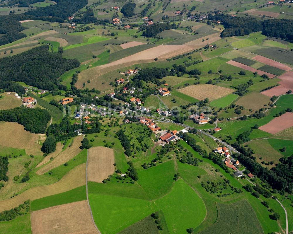 Erzbach aus der Vogelperspektive: Dorfkern am Feldrand in Erzbach im Bundesland Hessen, Deutschland