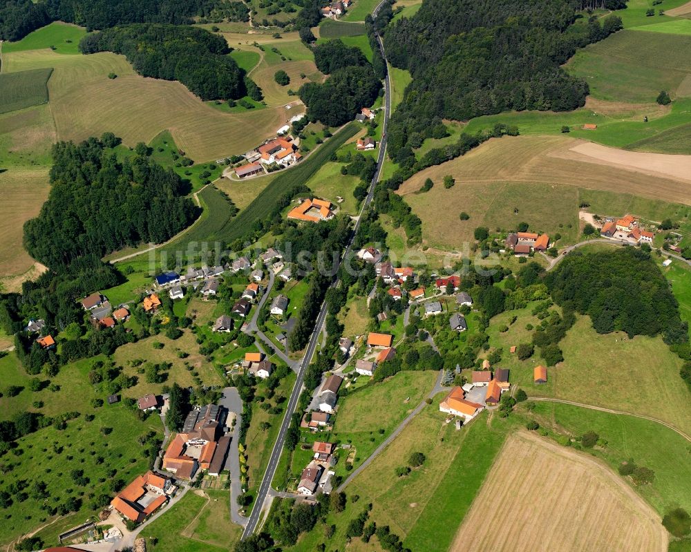 Luftaufnahme Erzbach - Dorfkern am Feldrand in Erzbach im Bundesland Hessen, Deutschland