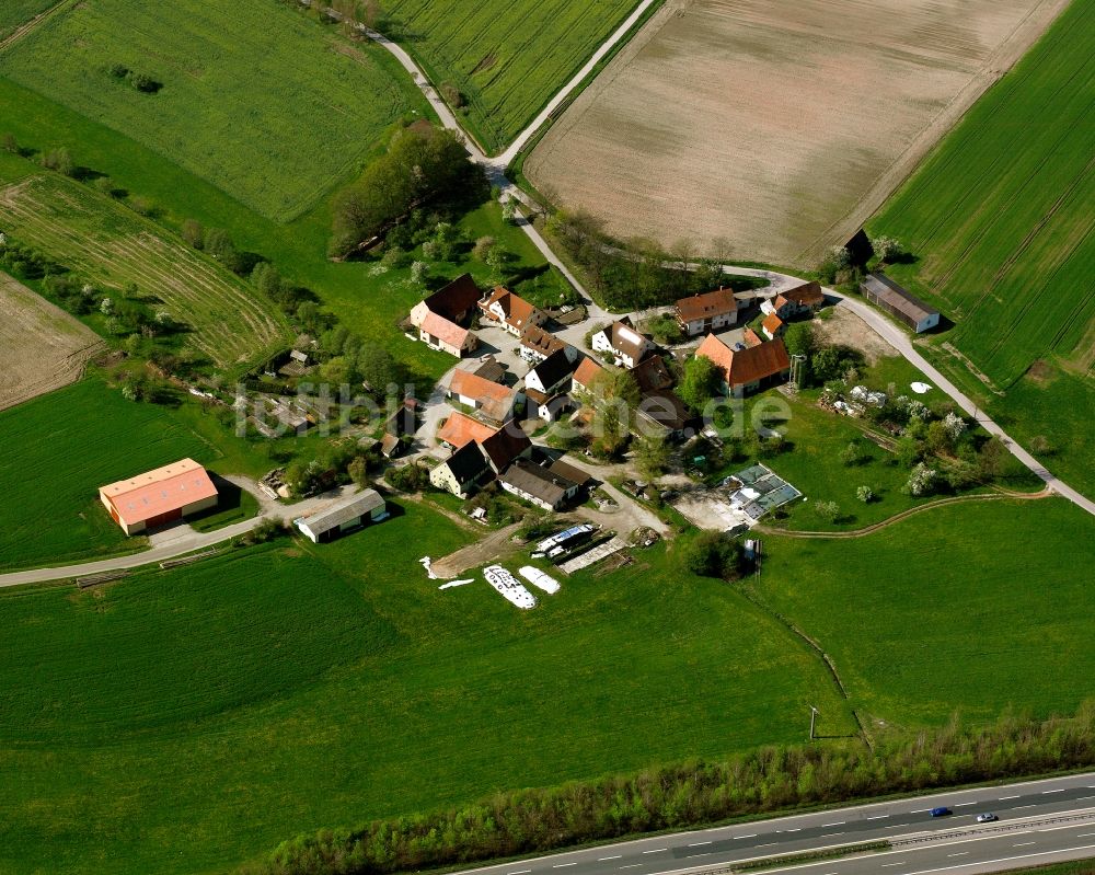 Luftaufnahme Esbach - Dorfkern am Feldrand in Esbach im Bundesland Bayern, Deutschland