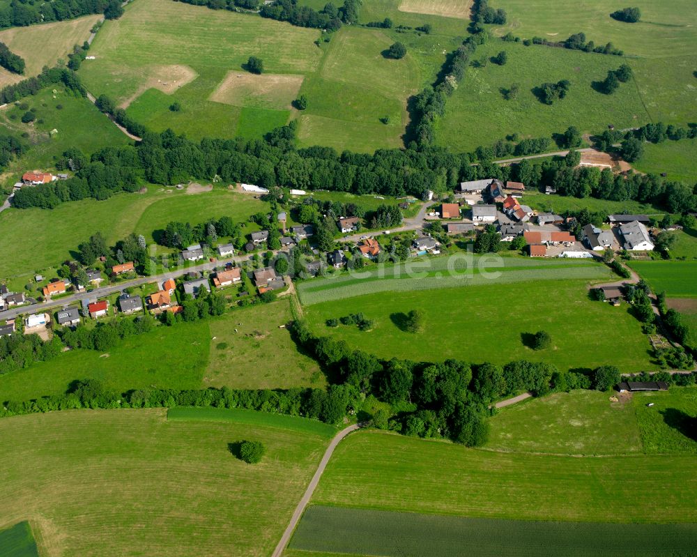 Luftaufnahme Eschenrod - Dorfkern am Feldrand in Eschenrod im Bundesland Hessen, Deutschland