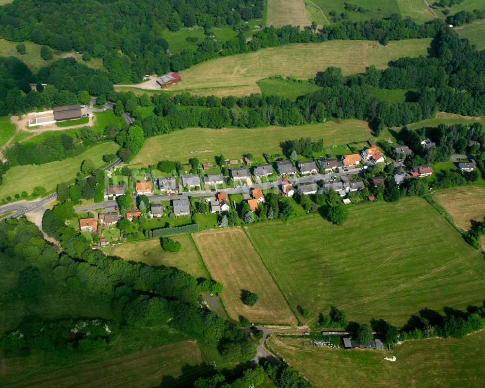 Eschenrod aus der Vogelperspektive: Dorfkern am Feldrand in Eschenrod im Bundesland Hessen, Deutschland