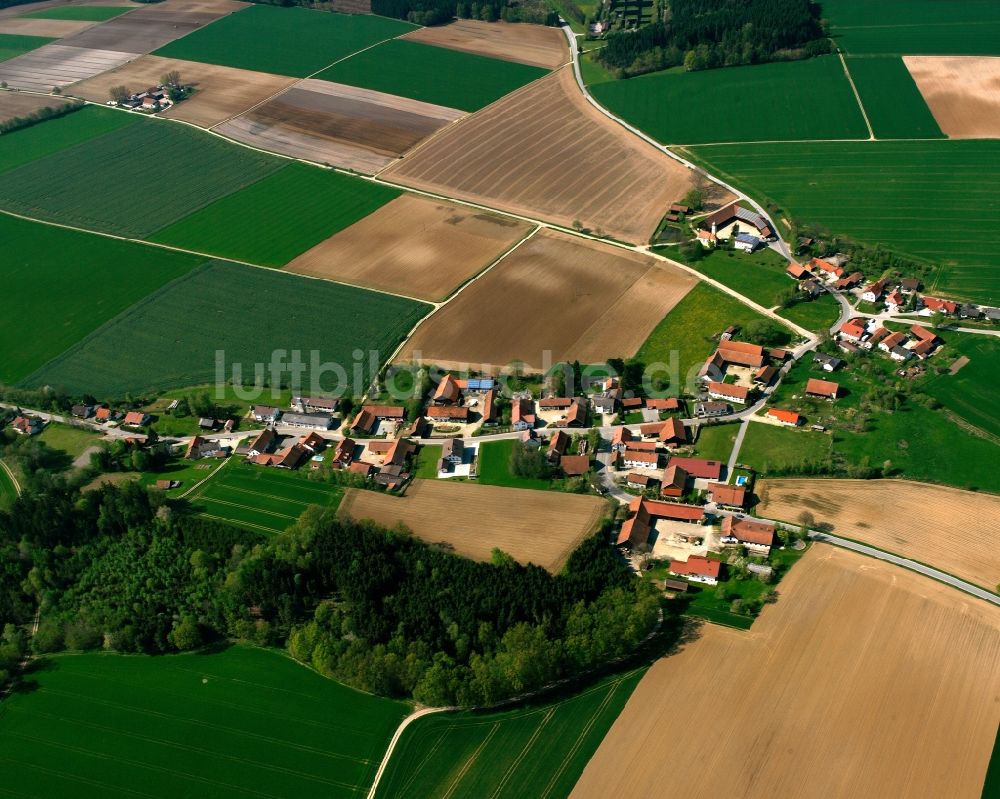 Eschlbach aus der Vogelperspektive: Dorfkern am Feldrand in Eschlbach im Bundesland Bayern, Deutschland