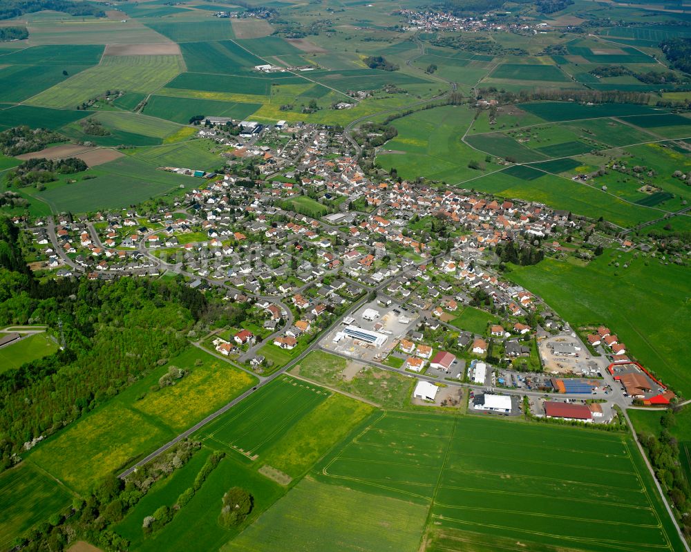 Ettingshausen von oben - Dorfkern am Feldrand in Ettingshausen im Bundesland Hessen, Deutschland