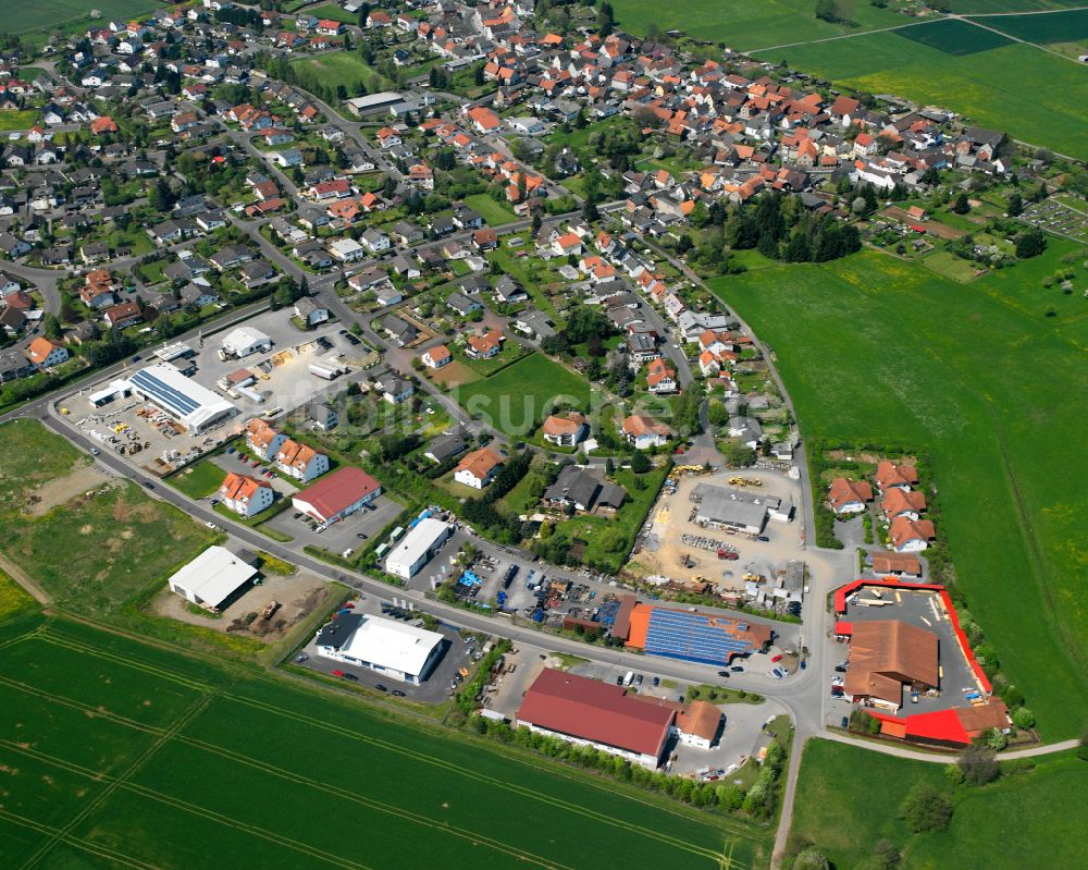 Ettingshausen von oben - Dorfkern am Feldrand in Ettingshausen im Bundesland Hessen, Deutschland