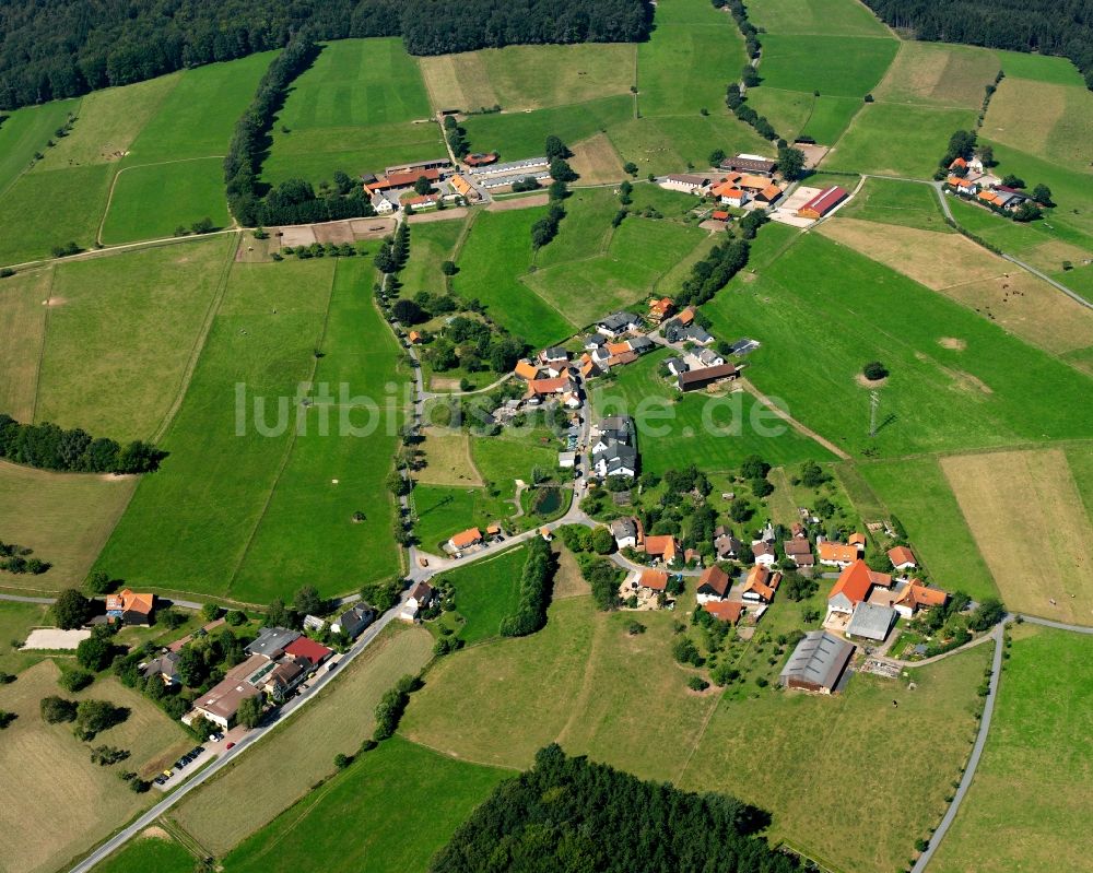 Luftaufnahme Etzean - Dorfkern am Feldrand in Etzean im Bundesland Hessen, Deutschland