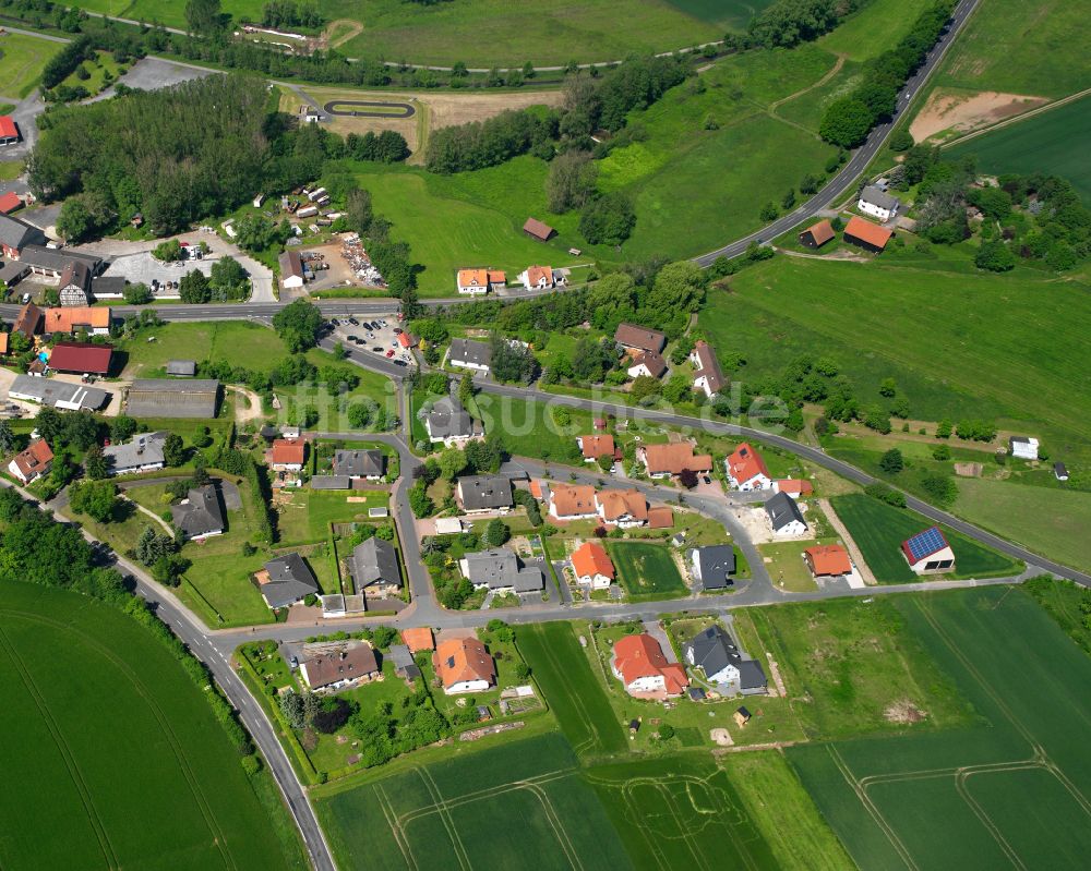 Eudorf aus der Vogelperspektive: Dorfkern am Feldrand in Eudorf im Bundesland Hessen, Deutschland