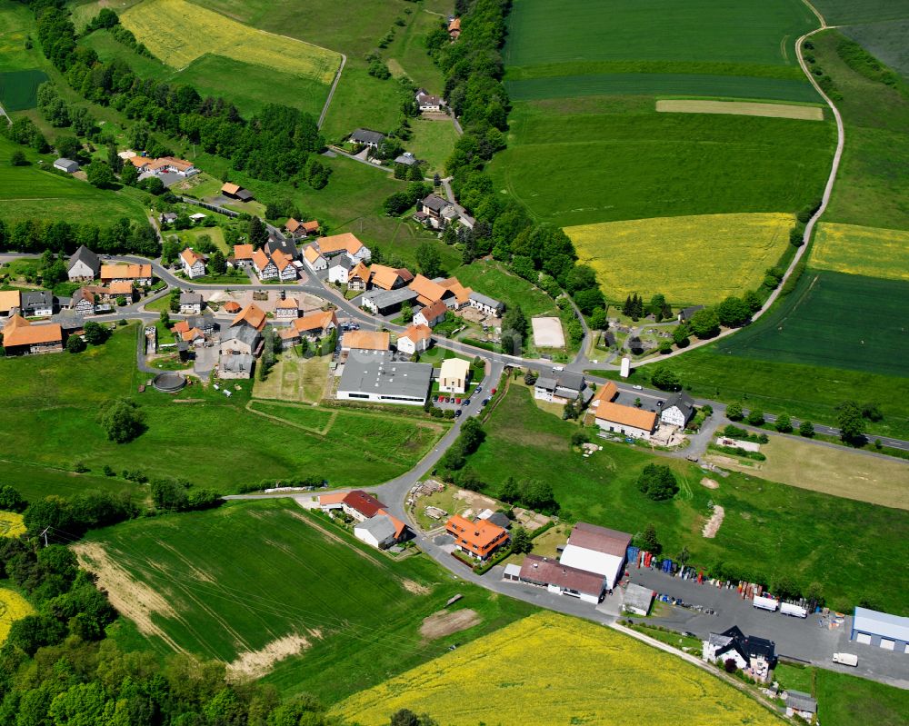 Eulersdorf aus der Vogelperspektive: Dorfkern am Feldrand in Eulersdorf im Bundesland Hessen, Deutschland