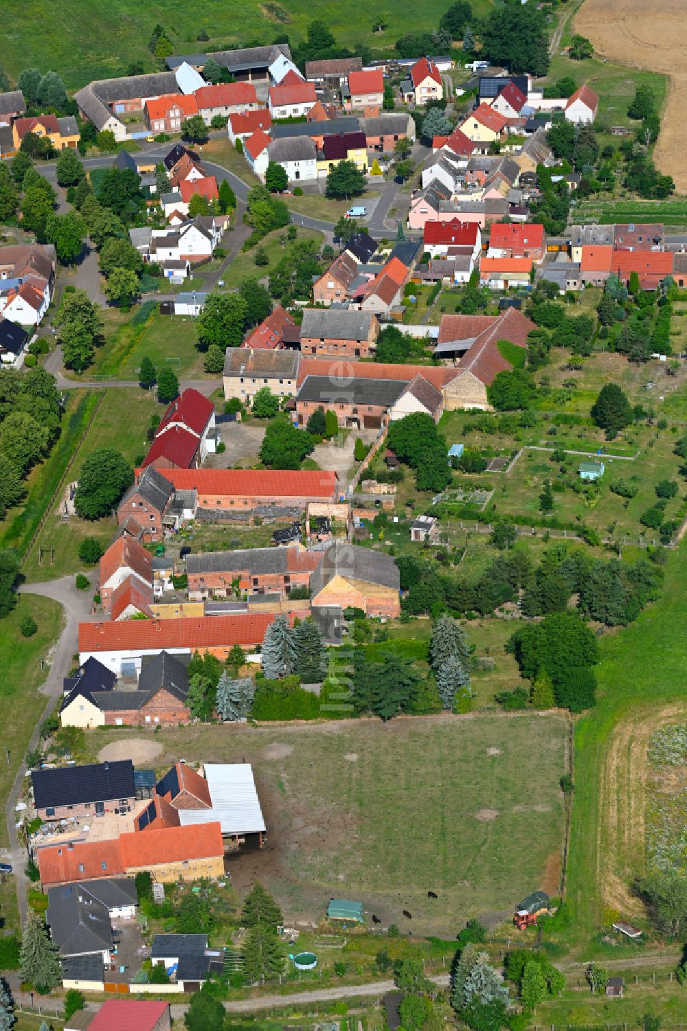 Eutzsch aus der Vogelperspektive: Dorfkern am Feldrand in Eutzsch im Bundesland Sachsen-Anhalt, Deutschland