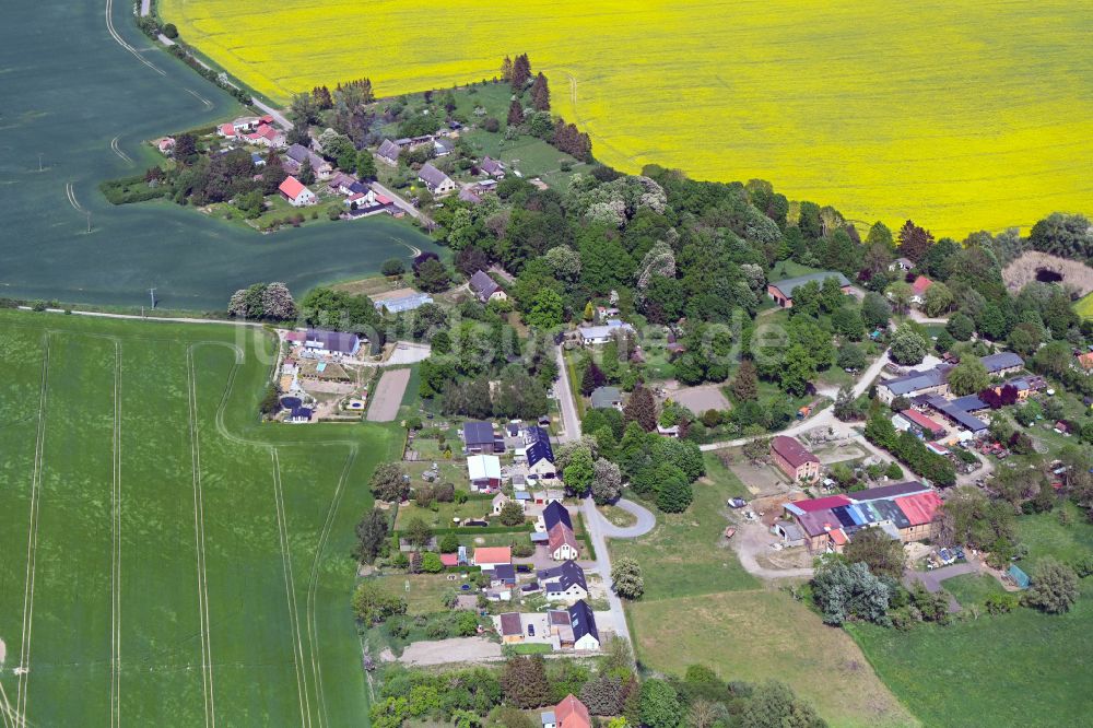 Fahren aus der Vogelperspektive: Dorfkern am Feldrand in Fahren im Bundesland Mecklenburg-Vorpommern, Deutschland