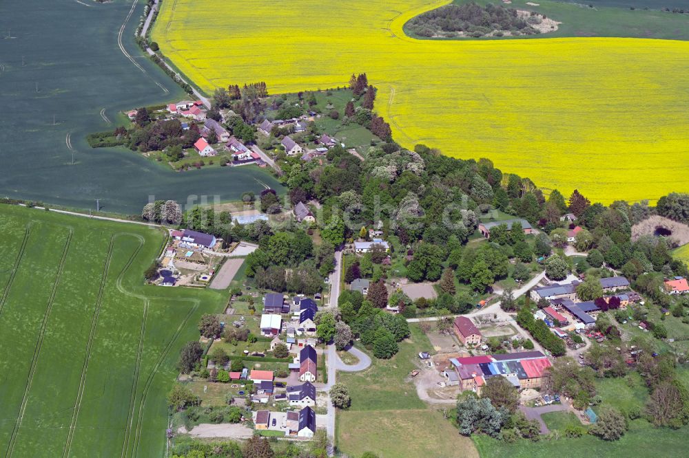 Luftbild Fahren - Dorfkern am Feldrand in Fahren im Bundesland Mecklenburg-Vorpommern, Deutschland