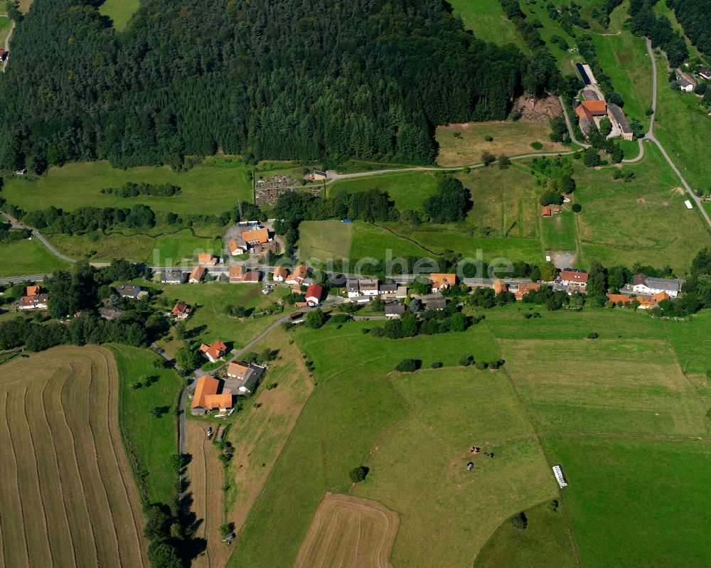 Falken-Gesäß aus der Vogelperspektive: Dorfkern am Feldrand in Falken-Gesäß im Bundesland Hessen, Deutschland