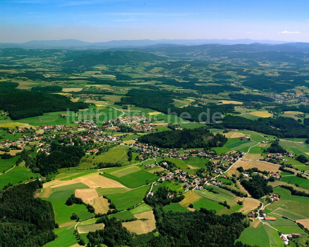 Falkenfels aus der Vogelperspektive: Dorfkern am Feldrand in Falkenfels im Bundesland Bayern, Deutschland