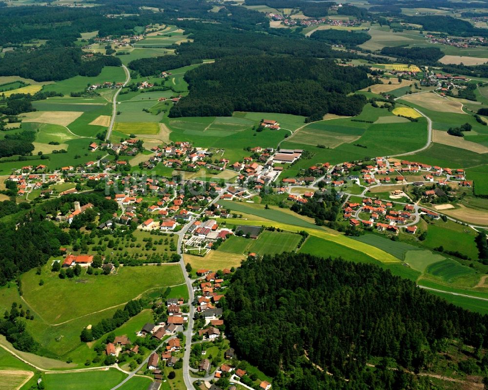 Luftaufnahme Falkenfels - Dorfkern am Feldrand in Falkenfels im Bundesland Bayern, Deutschland