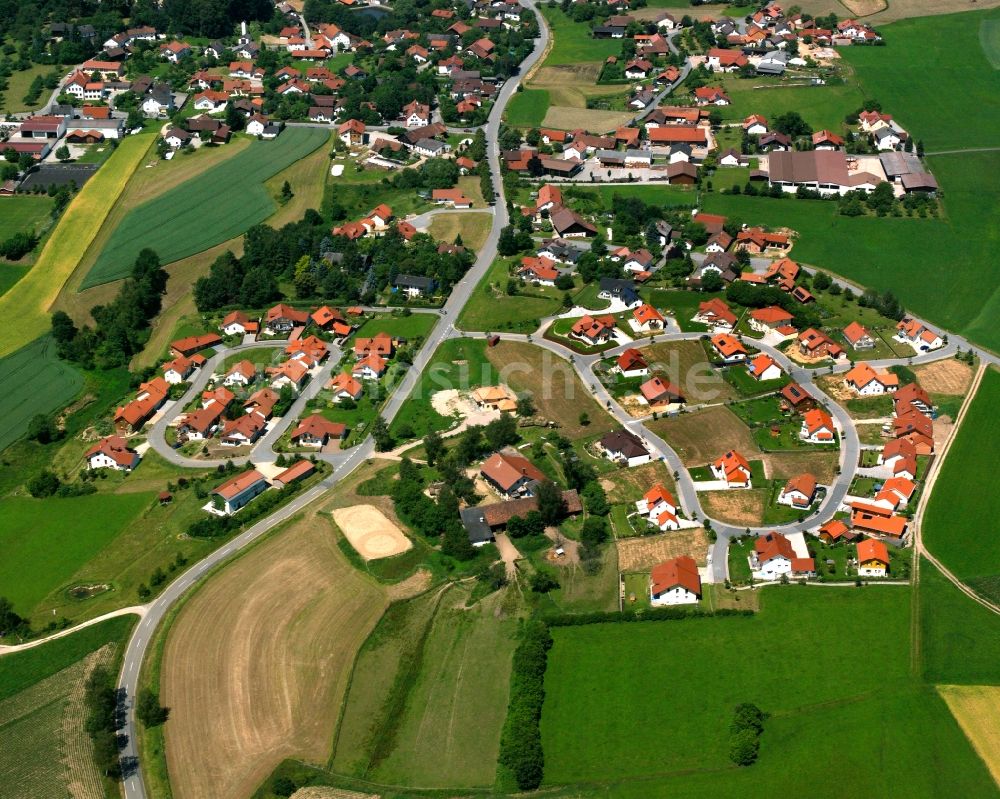 Falkenfels von oben - Dorfkern am Feldrand in Falkenfels im Bundesland Bayern, Deutschland