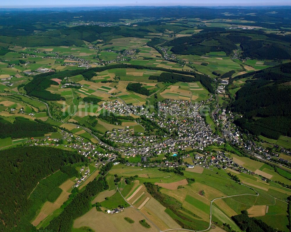 Luftaufnahme Feudingen - Dorfkern am Feldrand in Feudingen im Bundesland Nordrhein-Westfalen, Deutschland