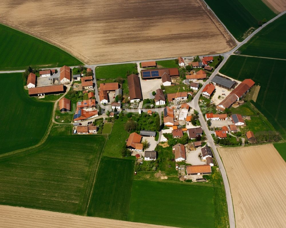 Fierlbach von oben - Dorfkern am Feldrand in Fierlbach im Bundesland Bayern, Deutschland