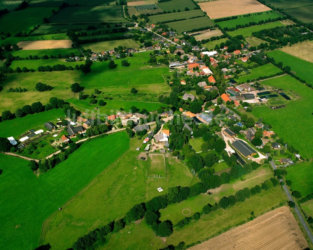 Fitzen von oben - Dorfkern am Feldrand in Fitzen im Bundesland Schleswig-Holstein, Deutschland