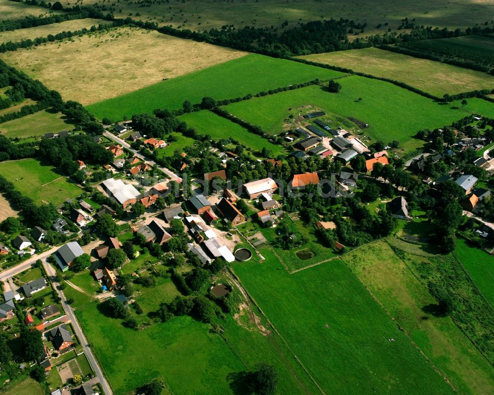 Fitzen aus der Vogelperspektive: Dorfkern am Feldrand in Fitzen im Bundesland Schleswig-Holstein, Deutschland