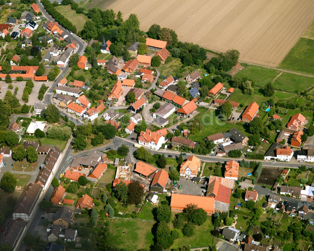 Flachstöckheim von oben - Dorfkern am Feldrand in Flachstöckheim im Bundesland Niedersachsen, Deutschland