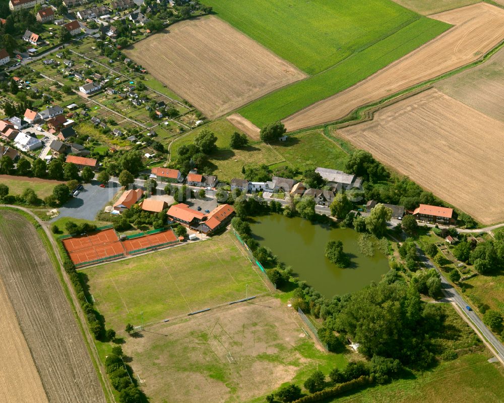 Flachstöckheim aus der Vogelperspektive: Dorfkern am Feldrand in Flachstöckheim im Bundesland Niedersachsen, Deutschland