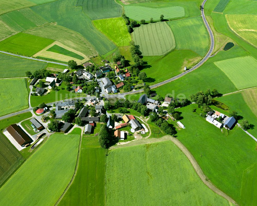 Fleisnitz aus der Vogelperspektive: Dorfkern am Feldrand in Fleisnitz im Bundesland Bayern, Deutschland