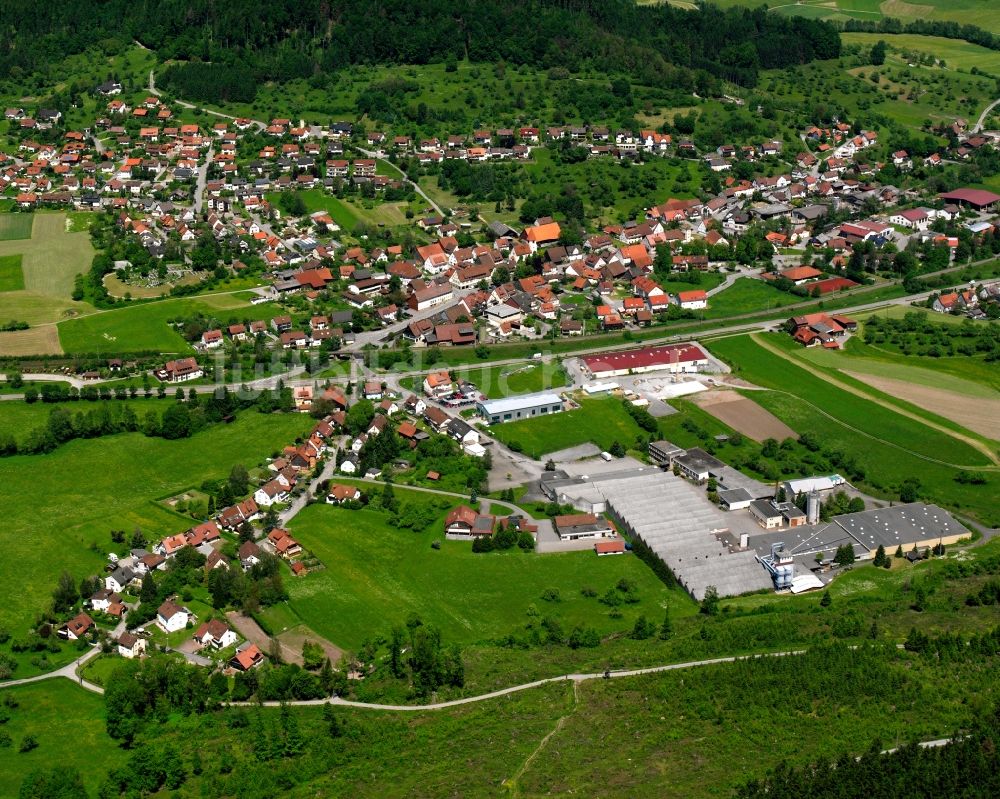 Fornsbach aus der Vogelperspektive: Dorfkern am Feldrand in Fornsbach im Bundesland Baden-Württemberg, Deutschland