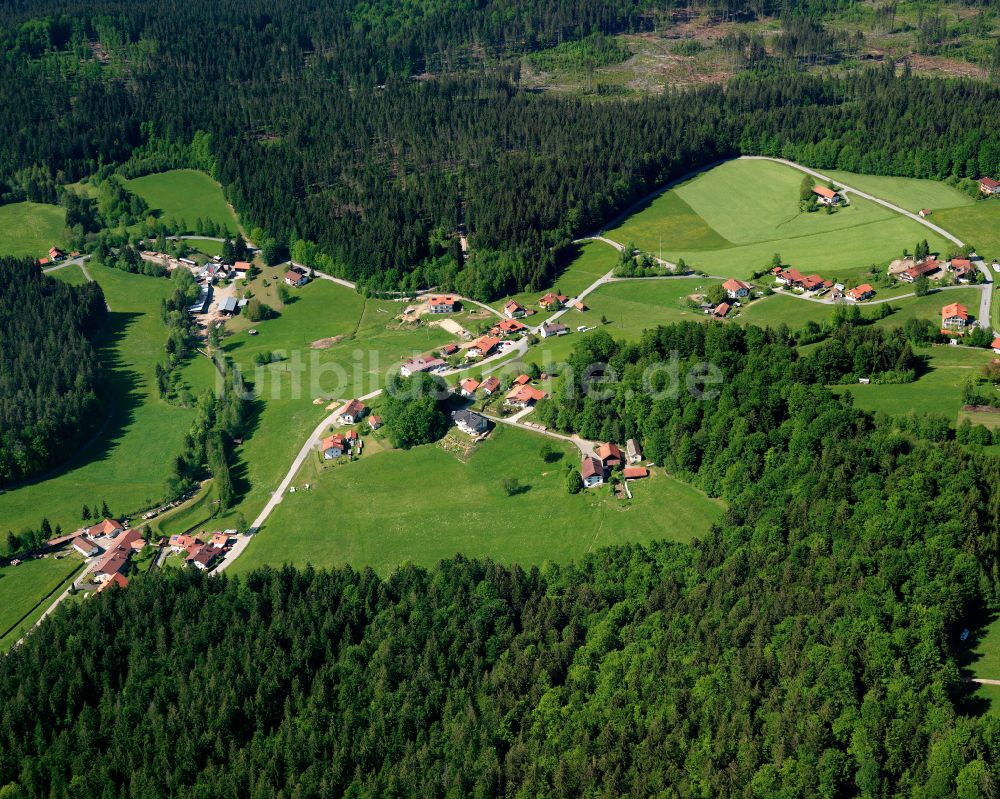 Forstwald aus der Vogelperspektive: Dorfkern am Feldrand in Forstwald im Bundesland Bayern, Deutschland