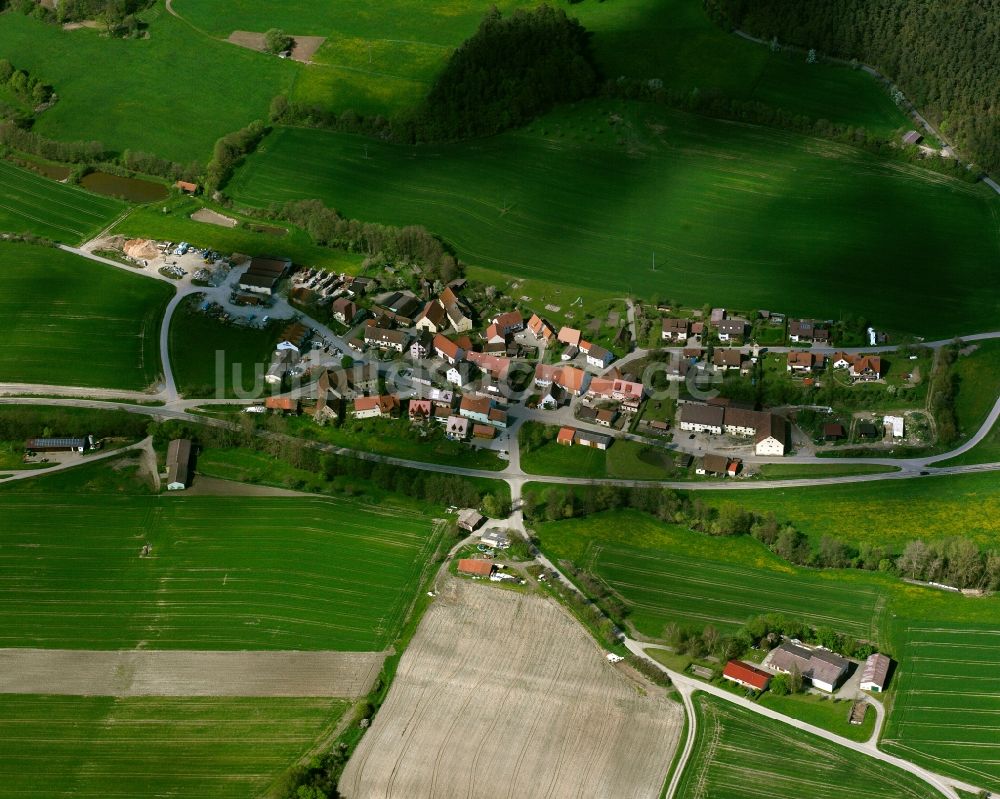 Frankendorf aus der Vogelperspektive: Dorfkern am Feldrand in Frankendorf im Bundesland Bayern, Deutschland