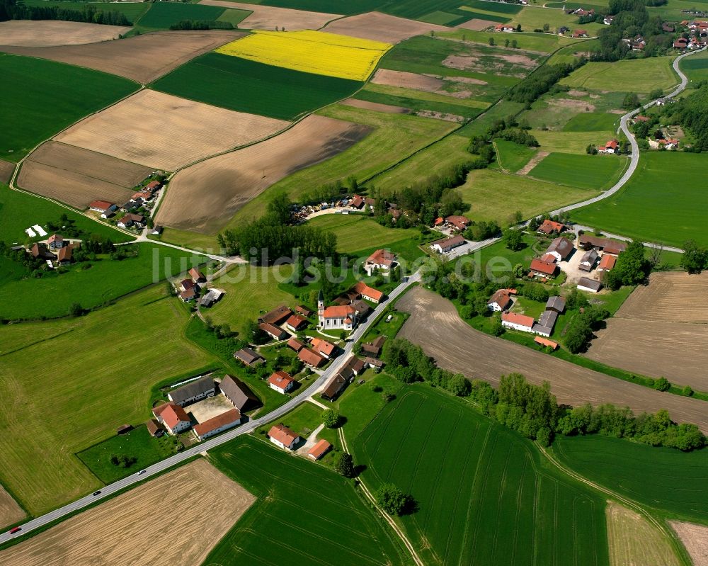 Frauentödling aus der Vogelperspektive: Dorfkern am Feldrand in Frauentödling im Bundesland Bayern, Deutschland