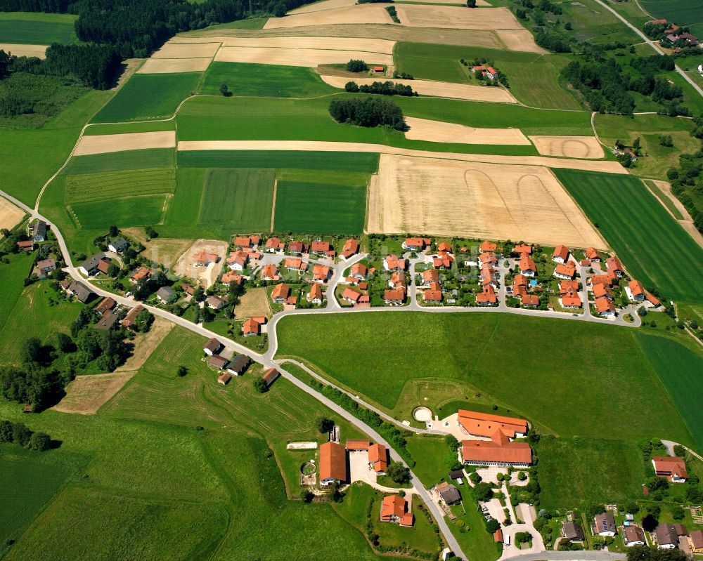 Fraundorf aus der Vogelperspektive: Dorfkern am Feldrand in Fraundorf im Bundesland Bayern, Deutschland