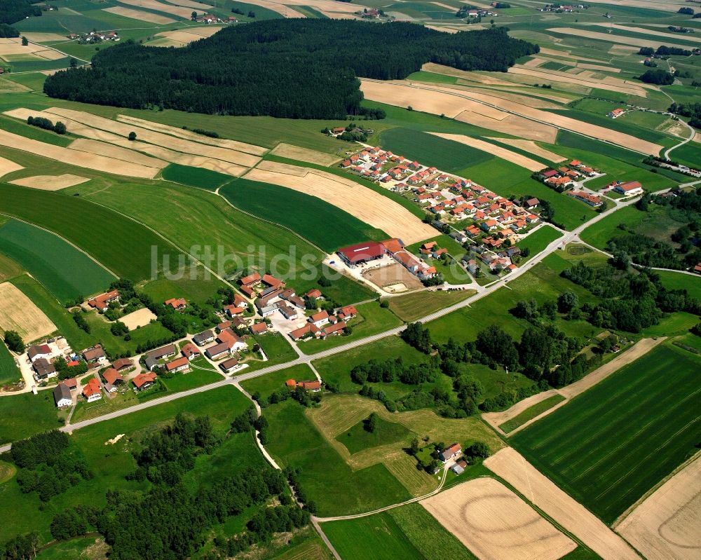 Luftaufnahme Fraundorf - Dorfkern am Feldrand in Fraundorf im Bundesland Bayern, Deutschland