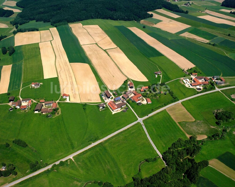 Fraundorf von oben - Dorfkern am Feldrand in Fraundorf im Bundesland Bayern, Deutschland