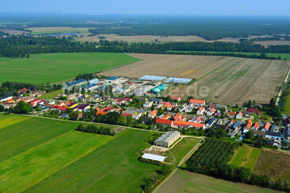 Frauwalde von oben - Dorfkern am Feldrand in Frauwalde im Bundesland Brandenburg, Deutschland